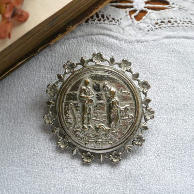 【日本発送】A-185　フランスアンティーク/ヴィンテージブローチ　エンボスメタルブローチ
