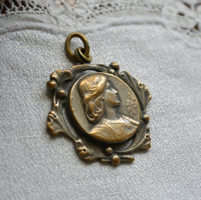 【日本発送】A-190　フランスアンティーク/ヴィンテージ　エンボスブラスペンダントトップ