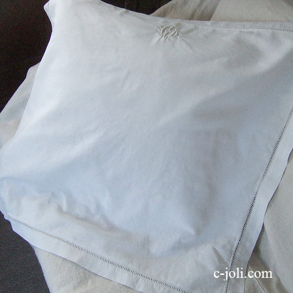 【日本発送】B-736　フランスアンティークリネンクッションカバー/クッションケース　手刺繍モノグラムハーフリネン 77x74cm