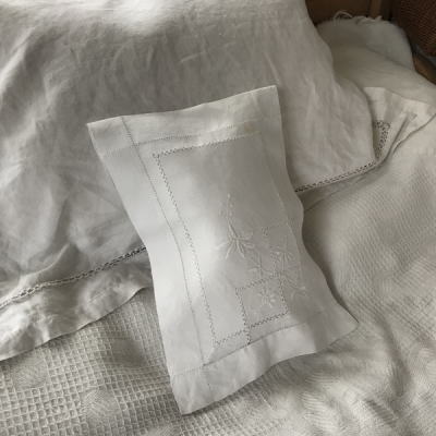 B1432　イギリスアンティークリネンランジェリーケース　手刺繍リネン 24x33cm