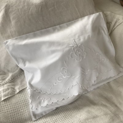 【日本発送】B1435　イギリスアンティークコットンランジェリーケース/パジャマケース　マシーン刺繍コットン 48x36cm