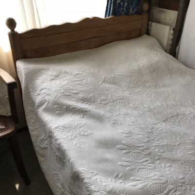 B1447 フランスアンティークキルト　ピケ・ドゥ・マルセイユ　コットンフレンチキルト 252x263cm