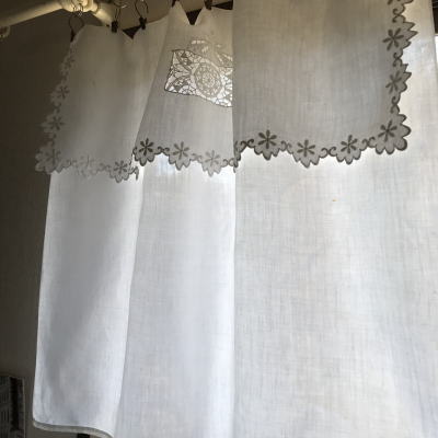 B1490 フランスアンティークリネンクロス/ベビーシーツ/ドアカーテン　ニードルポイントレース＆カットワーク手刺繍リネン 81x94cm