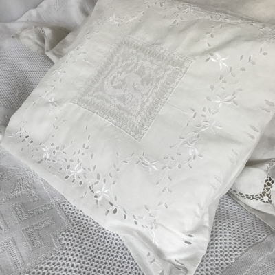 B1498 フランスアンティークピローケース/クッションケース　カットワーク手刺繍コットンローン＆フィレレース 42x46cm