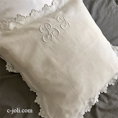 【パリ発送】B1547 フランスアンティークリネンピローケース/クッションカバー　手刺繍リネン＆手刺繍モノグラム 74x69cm 生成り