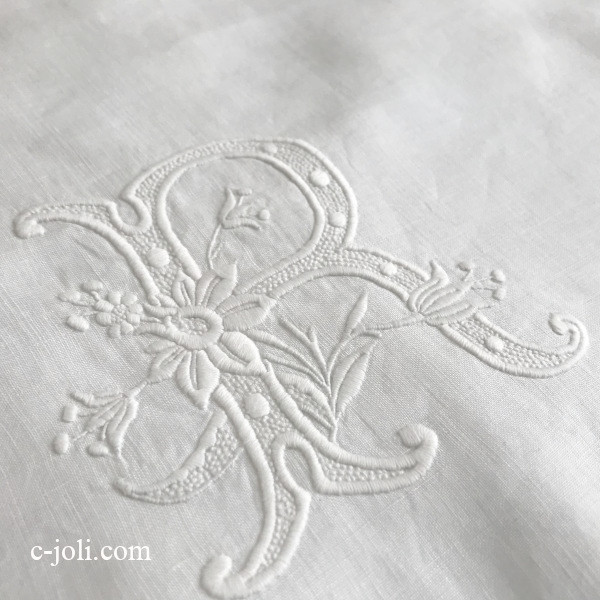 【パリ発送】B1551 フランスアンティークリネンピローケース/クッションカバー2枚　手刺繍モノグラムリネン＆ボビンレース 80x78cm