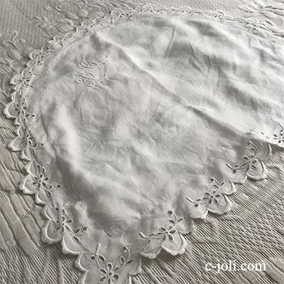 【パリ発送】B1561 フランスアンティークリネンベビーピローケース/ミニクッションケース　手刺繍モノグラム＆カットワーク手刺繍リネン 53x47cm
