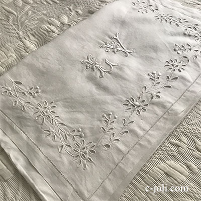 【パリ発送】B1566 フランスアンティークリネンランジェリーケース/ナイトドレスケース　手刺繍モノグラム＆カットワーク手刺繍リネン 51x29cm