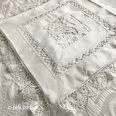 【パリ発送】B1572 フランスアンティークリネンピローケース/ミニクッションケース　カットワーク手刺繍リネン＆ボビンレース 47x46cm