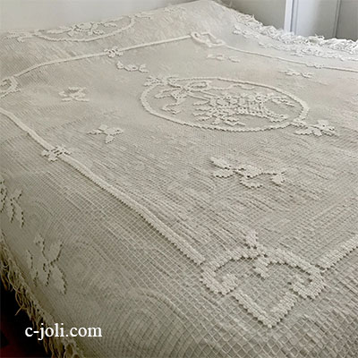 B1575 フランスアンティークレースベッドスプレッド/ベッドカバー/ダブル　ローズ柄ハンドワークフィレレース 140x193cm +フリンジ