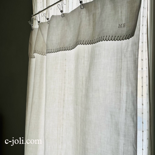 【パリ発送】B1658 フランスアンティークリネンクロス/ベビーシーツ/ドアカーテン　モノグラム手刺繍＆ホワイトワーク手刺繍リネン 78x133cm