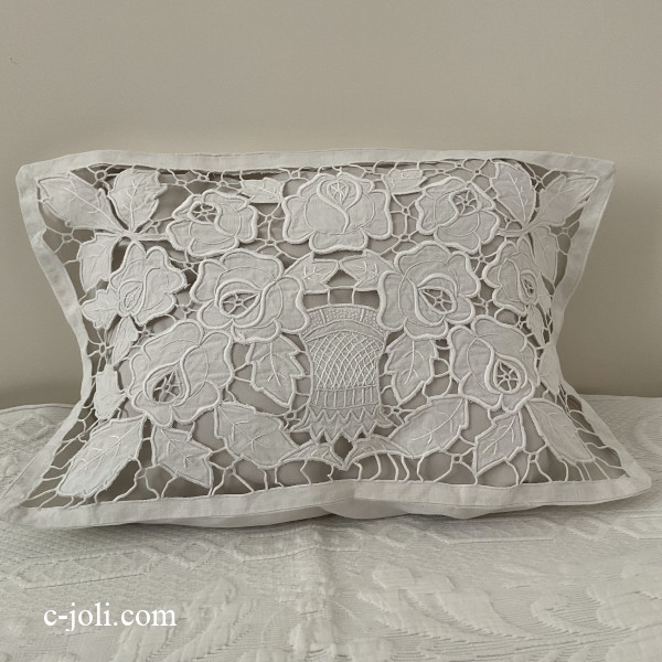 【パリ発送】B1674 フランスアンティークリネンベビーピローケース/ミニクッションケース　ローズ柄カットワーク手刺繍リネン 49x28cm