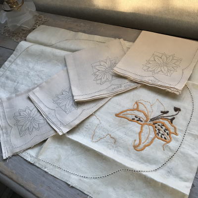 【日本発送】E-091　イギリスアンティークリネン　刺繍パターン5枚　ハンカチ＆テーブルマット