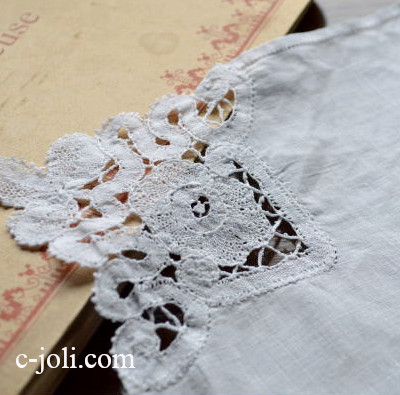 【日本発送】E-433　フランスアンティークレースハンカチ　ボビンレース＆リネンクロス 21x20cm