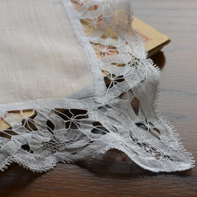 【日本発送】E-553　フランスアンティークレースハンカチ　リネンレース＆麻ローンハンカチ