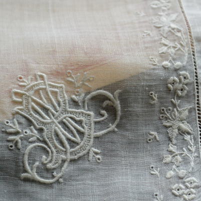 【日本発送】E-558　フランスアンティークリネンハンカチ　19世紀ホワイトワーク手刺繍ローン＆ボビンレース 35x34cm
