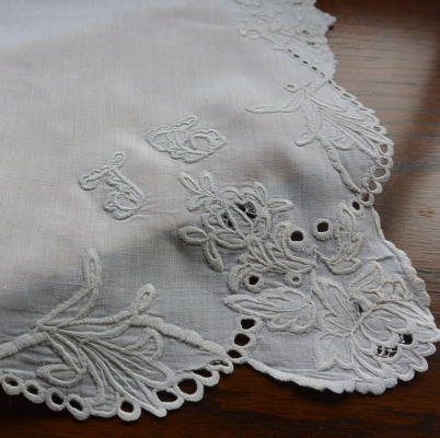 【日本発送】E-577　フランスアンティークリネンローンハンカチ　1900年ホワイトワーク手刺繍麻ローン 45x46cm