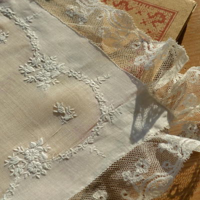 【日本発送】E-591　フランスアンティークハンカチ　19世紀ホワイトワーク手刺繍リネン＆レースハンカチ 46x45cm