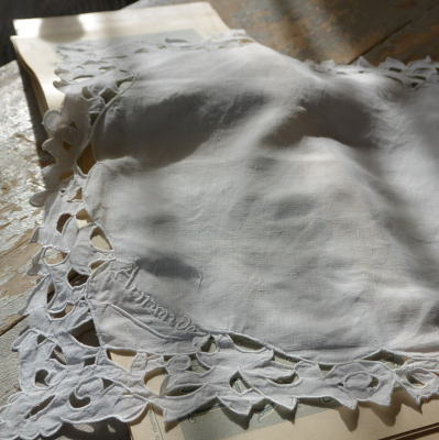 【日本発送】E-705　フランスアンティークハンカチ　カットワーク手刺繍リネン 32x31cm