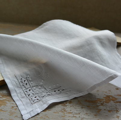 【日本発送】E-752　フランスアンティークハンカチ　カットワーク手刺繍リネンローン 28x27cm