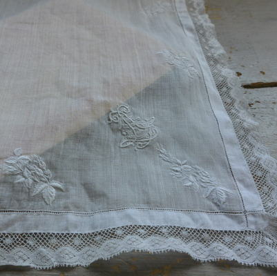 【日本発送】E-758　フランスアンティークハンカチ　19世紀ホワイトワーク手刺繍リネンローン＆レースハンカチ 38x38cm