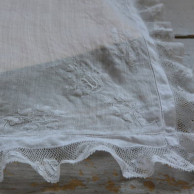 【日本発送】E-759　フランスアンティークハンカチ　19世紀ホワイトワーク手刺繍コットンローン＆レースハンカチ 38x38cm