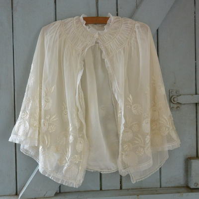 E-771　フランスアンティークレースベビーケープ　マシーン刺繍＆リネンチュールレース 46cm