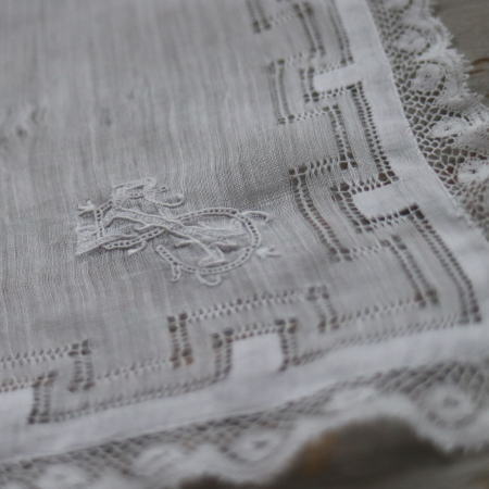 【日本発送】E-773　フランスアンティークハンカチ　19世紀ホワイトワーク手刺繍リネンローン＆レースハンカチ 31.5x31cm
