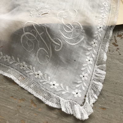 【日本発送】E-795　フランスアンティークハンカチ　19世紀ホワイトワーク手刺繍リネンローン＆レースハンカチ 56x52cm
