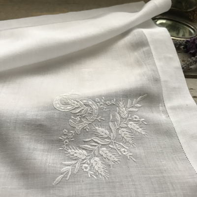 【日本発送】E-842 フランスアンティークハンカチ　19世紀ホワイトワーク手刺繍モノグラム麻ローンハンカチ 43.5x46cm
