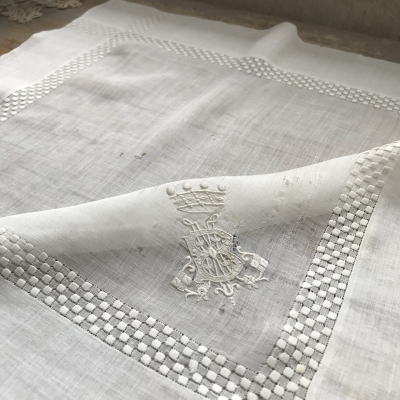 E-866　フランスアンティークハンカチ　19世紀手刺繍モノグラム＆綿ローンハンカチ 37x37cm