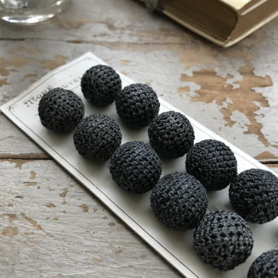 E-869　フランスアンティークくるみボタン12個　オリジナル台紙付　グレー