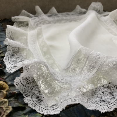 E-890　フランスアンティークハンカチ　1900年ホワイトワーク手刺繍コットンローン＆ヴァランシエンヌレースハンカチ 33x33cm