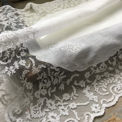 E-892　フランスアンティークハンカチ　19世紀ホワイトワーク手刺繍モノグラム麻ローン＆アプリカシオンレースハンカチ 42x42cm