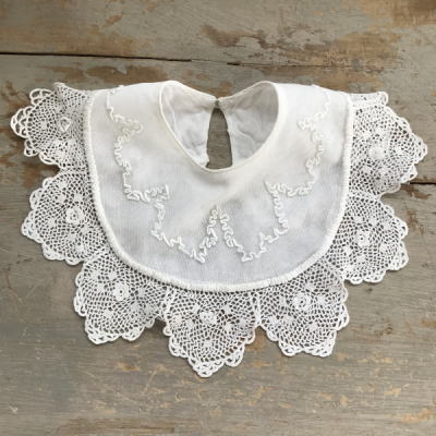 E-898　フランスアンティークドール/ベビースタイ/ベビービブ　チュールレースコットン＆クロシェレース