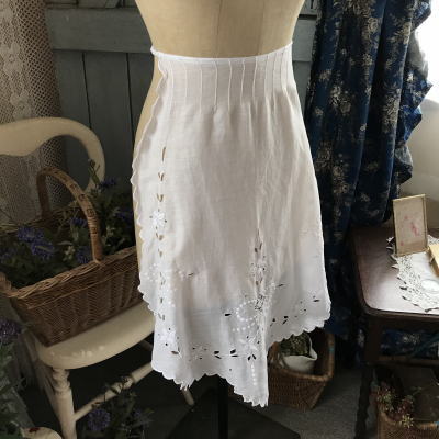 E-913　フランスアンティークエプロン/タブリエ　カットワーク手刺繍コットンローン＆ニードルポイントレース 69cm