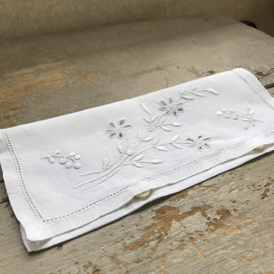 【日本発送】E-919 フランスアンティークリネンテーブルナプキンケース　カットワーク手刺繍リネン