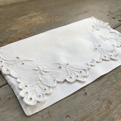 E-920 フランスアンティークリネンテーブルナプキンケース　カットワーク手刺繍リネン