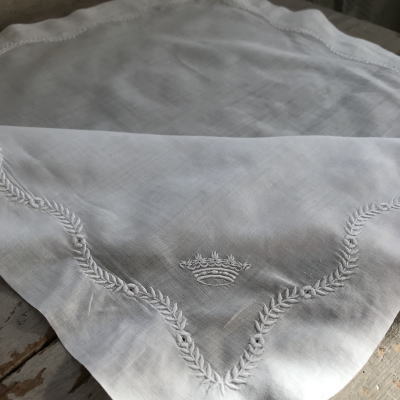 E-922 フランスアンティーク刺繍ハンカチ 王冠ホワイトワーク手刺繍