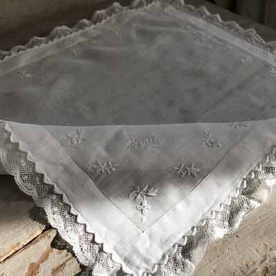 E-924 フランスアンティークレースハンカチ　ホワイトワーク手刺繍コットンローン＆ヴァランシエンヌレースハンカチ 35x35cm
