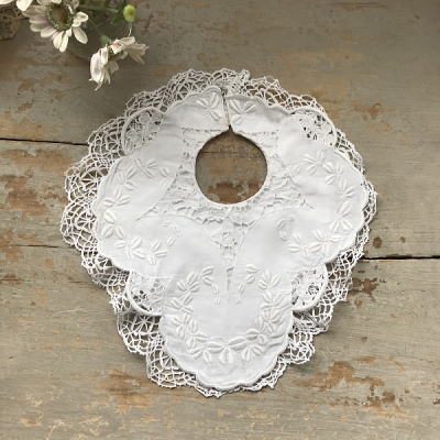 E-947 フランスアンティークドールスタイ/ベビースタイ/ベビービブ　手刺繍コットン＆ボビンレース