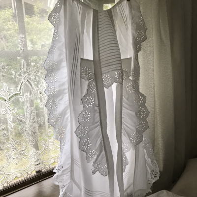 E-962 フランスアンティークエプロン/タブリエ　カットワーク手刺繍コットン 126cm