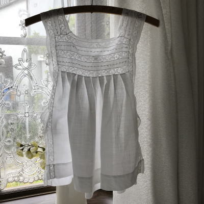 E-969 フランスアンティークベビードレス/ドールドレス　手刺繍コットンローン＆フィレ風レース＆チュールレース 45cm