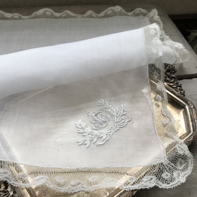 【日本発送】E-977 フランスアンティークレースハンカチ　ホワイトワーク手刺繍モノグラム麻ローン＆ヴァランシエンヌレースハンカチ 48x48cm