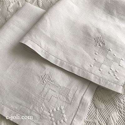 【パリ発送】E-994 フランスアンティークリネンハンカチ/テーブルナプキン2枚　手刺繍モノグラム＆リネン 38.5x40cm