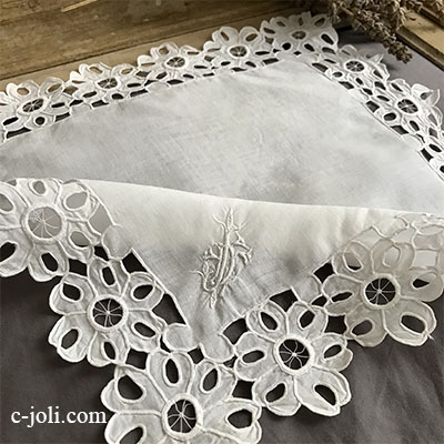 【パリ発送】E1010 フランスアンティーク刺繍ハンカチ　ホワイトワーク手刺繍リネンローン＆手刺繍モノグラムハンカチ 31x30cm