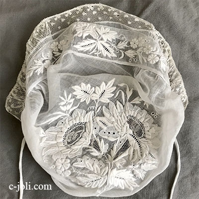 【パリ発送】E1016 フランスアンティーク手刺繍チャイルドボネ/ベビーボネ　ホワイトワーク綿ローン＆ヴァランシエンヌレースチャイルドハット/ベビー帽子