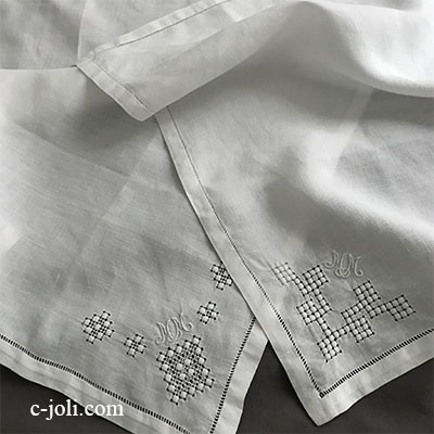 【パリ発送】E1025 フランスアンティーク刺繍ハンカチ2枚　手刺繍モノグラムリネンハンカチ