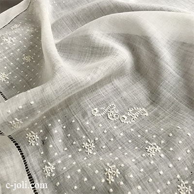 【パリ発送】E1032 フランスアンティーク刺繍シルクハンカチ　手刺繍モノグラム＆シルクハンカチ 43x42cm