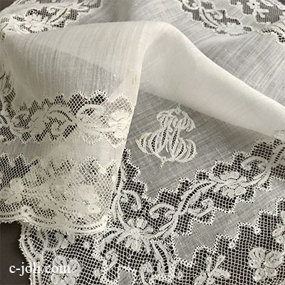 【パリ発送】E1033 フランスアンティークレース＆刺繍ローンハンカチ　手刺繍モノグラム綿ローン＆チュールレース 34x34cm